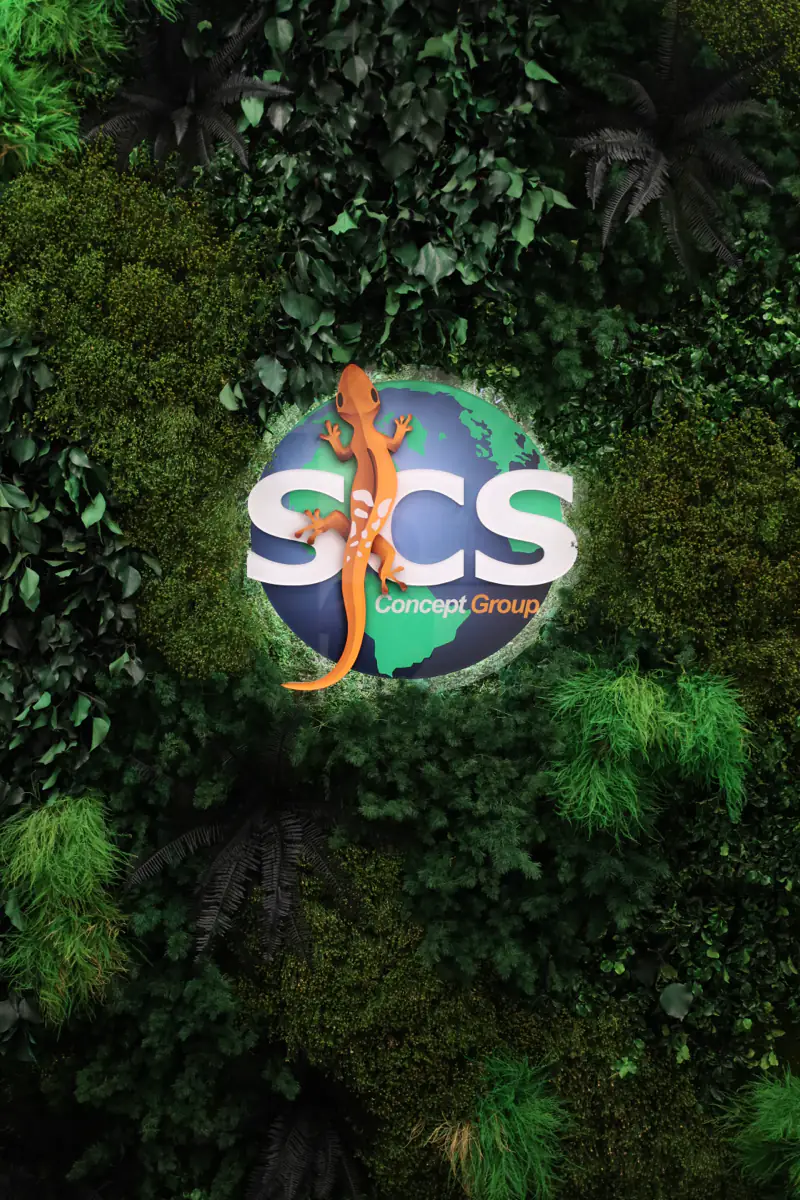 Il marchio di SCS Concept sulla parete verde della reception